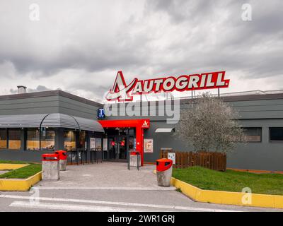 Brugnato, la Spezia, Liguria, Italia - 08 marzo 2024: Ingresso Autogrill nell'area di servizio Brugnato Est sull'autostrada Azzurra A12. Autogrill è un italiano Foto Stock