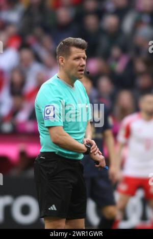 MONACO, Germania - 9. MARZO 2024: Schiedsrichter: Arbitro, Patrick ITTRICH durante la partita di calcio della Bundesliga tra il Bayern Muenchen e il MAINZ 05 all'Allianz Arena di Monaco il 9. Marzo 2024 , Germania. DFL, Fussball, 8:1, (foto e copyright @ ATP Images / Arthur THILL (THILL Arthur / ATP / SPP) Foto Stock