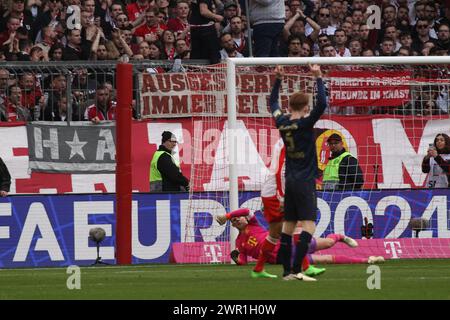 MONACO, Germania - 9. MARZO 2024: Gol per il Magonza-05 - Manuel NEUER PERDE durante la partita di calcio della Bundesliga tra il Bayern Muenchen e l'FSV MAINZ 05 all'Allianz Arena di Monaco il 9. Marzo 2024 , Germania. DFL, Fussball, 8:1, (foto e copyright @ ATP Images / Arthur THILL (THILL Arthur / ATP / SPP) Foto Stock