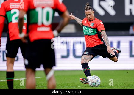 NIJMEGEN, PAESI BASSI - 10 MARZO: Tjaronn Chery del NEC prende un calcio di punizione durante l'incontro olandese Eredivisie tra NEC e sc Heerenveen a Goffertstadion il 10 marzo 2024 a Nijmegen, Paesi Bassi. (Foto di Broer van den Boom/Orange Pictures) Foto Stock