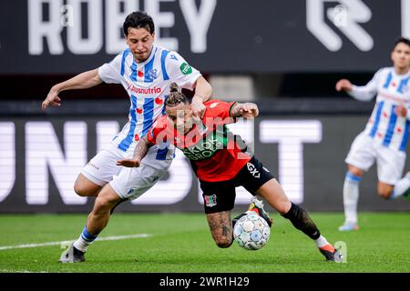 NIJMEGEN, PAESI BASSI - 10 MARZO: Thom Haye di sc Heerenveen affronta Tjaronn Chery del NEC durante l'incontro olandese Eredivisie tra NEC e sc Heerenveen a Goffertstadion il 10 marzo 2024 a Nijmegen, Paesi Bassi. (Foto di Broer van den Boom/Orange Pictures) Foto Stock