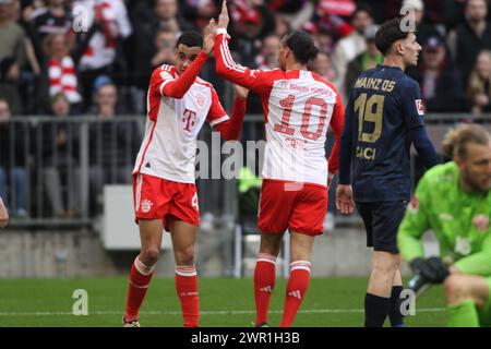 MONACO, Germania - 9. 2024 MARZO: 10 Leroy SANÉ, sane, 42 Jamal MUSIALA, festeggiano durante la partita di calcio della Bundesliga tra il Bayern Muenchen e il MAINZ 05 all'Allianz Arena di Monaco il 9. Marzo 2024 , Germania. DFL, Fussball, 8:1, (foto e copyright @ ATP Images / Arthur THILL (THILL Arthur / ATP / SPP) Foto Stock