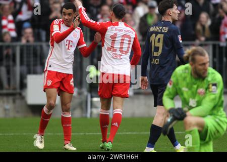 MONACO, Germania - 9. 2024 MARZO: 10 Leroy SANÉ, sane, 42 Jamal MUSIALA, festeggiano durante la partita di calcio della Bundesliga tra il Bayern Muenchen e il MAINZ 05 all'Allianz Arena di Monaco il 9. Marzo 2024 , Germania. DFL, Fussball, 8:1, (foto e copyright @ ATP Images / Arthur THILL (THILL Arthur / ATP / SPP) Foto Stock