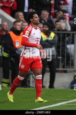 MONACO, Germania - 9. MARZO 2024: Serge GNABRY celebra il suo gol con Leon GORETZKA durante la partita di Bundesliga tra il Bayern Muenchen e il MAINZ 05 all'Allianz Arena di Monaco il 9. Marzo 2024 , Germania. DFL, Fussball, 8:1, (foto e copyright @ ATP Images / Arthur THILL (THILL Arthur / ATP / SPP) Foto Stock