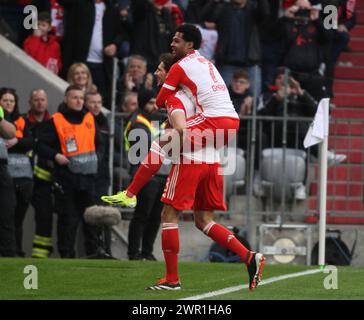 MONACO, Germania - 9. MARZO 2024: Serge GNABRY celebra il suo gol con Leon GORETZKA durante la partita di Bundesliga tra il Bayern Muenchen e il MAINZ 05 all'Allianz Arena di Monaco il 9. Marzo 2024 , Germania. DFL, Fussball, 8:1, (foto e copyright @ ATP Images / Arthur THILL (THILL Arthur / ATP / SPP) Foto Stock