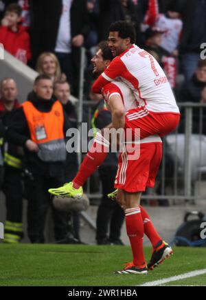 MONACO, Germania - 9. MARZO 2024: Serge GNABRY celebra il suo gol con Leon GORETZKA durante la partita di Bundesliga tra il Bayern Muenchen e il MAINZ 05 all'Allianz Arena di Monaco il 9. Marzo 2024 , Germania. DFL, Fussball, 8:1, (foto e copyright @ ATP Images / Arthur THILL (THILL Arthur / ATP / SPP) Foto Stock