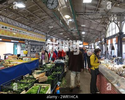 Prodotti locali e prodotti veg al mercato coperto giornaliero delle marche a Cours Massena, Antibes, con tutto ciò di cui avete bisogno per la cucina provenzale. Foto Stock