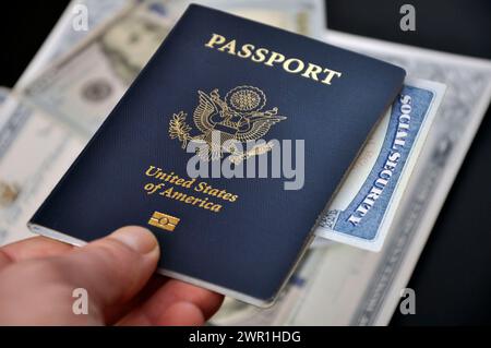 Passaporto cittadino DEGLI STATI UNITI con carta di sicurezza sociale. Foto Stock