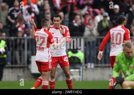 MONACO, Germania - 9. 2024 MARZO: 10 Leroy SANÉ, sane, 42 Jamal MUSIALA e 22 Raphael GUERREIRO celebrano durante la partita di Bundesliga tra il Bayern Muenchen e il MAINZ 05 all'Allianz Arena di Monaco il 9 MARZO. Marzo 2024 , Germania. DFL, Fussball, 8:1, (foto e copyright @ ATP Images / Arthur THILL (THILL Arthur / ATP / SPP) Foto Stock