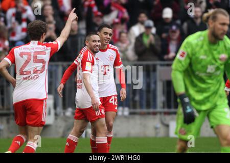 MONACO, Germania - 9. 2024 MARZO: 42 Jamal MUSIALA, 22 Raphael GUERREIRO e Thomas MUELLER celebrano durante la partita di Bundesliga tra il Bayern Muenchen e il MAINZ 05 all'Allianz Arena di Monaco il 9 MARZO. Marzo 2024 , Germania. DFL, Fussball, 8:1, (foto e copyright @ ATP Images / Arthur THILL (THILL Arthur / ATP / SPP) Foto Stock