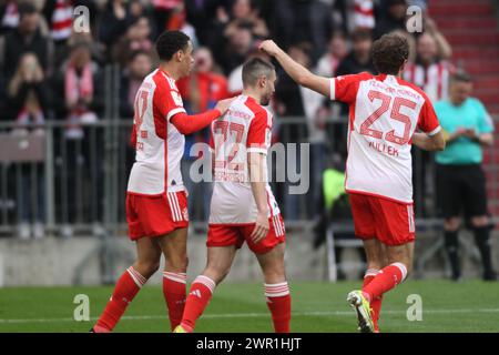 MONACO, Germania - 9. 2024 MARZO: 42 Jamal MUSIALA, 22 Raphael GUERREIRO e Thomas MUELLER celebrano durante la partita di Bundesliga tra il Bayern Muenchen e il MAINZ 05 all'Allianz Arena di Monaco il 9 MARZO. Marzo 2024 , Germania. DFL, Fussball, 8:1, (foto e copyright @ ATP Images / Arthur THILL (THILL Arthur / ATP / SPP) Foto Stock