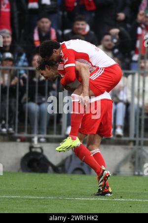 MONACO, Germania - 9. MARZO 2024: Serge GNABRY celebra il suo gol con Leon GORETZKA durante la partita di Bundesliga tra il Bayern Muenchen e il MAINZ 05 all'Allianz Arena di Monaco il 9. Marzo 2024 , Germania. DFL, Fussball, 8:1, (foto e copyright @ ATP Images / Arthur THILL (THILL Arthur / ATP / SPP) Foto Stock