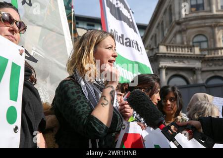 Charlotte Church, cantante e attrice gallese parla durante la protesta "la marcia nazionale per la Palestina" nel centro di Londra. I sostenitori chiedono un cessate il fuoco dopo il continuo bombardamento di Israele sulla striscia di Gaza, come rappresaglia per l’attacco terroristico di Hamas del 7 ottobre 2023. Foto Stock