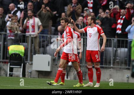 MONACO, Germania - 9. 2024 MARZO: 25 Thomas MUELLER, Müller, 9 Harry KANE, durante la partita di calcio della Bundesliga tra il Bayern MUENCHEN e il MAINZ 05 all'Allianz Arena di Monaco il 9. Marzo 2024 , Germania. DFL, Fussball, 8:1, (foto e copyright @ ATP Images / Arthur THILL (THILL Arthur / ATP / SPP) Foto Stock