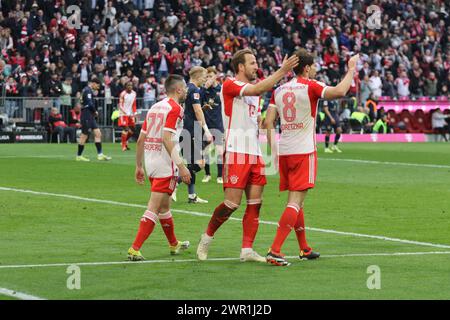 MONACO, Germania. , . Harry KANE si congratula con Leon GORETZKA per il punteggio di 8:1 durante la partita di Bundesliga tra FC Bayern Muenchen e FSV MAINZ 05 all'Allianz Arena di Monaco il 9. Marzo 2024, Germania. DFL, Fussball, 8:1, (foto e copyright @ ATP Images/Arthur THILL (THILL Arthur/ATP/SPP) crediti: SPP Sport Press Photo. /Alamy Live News Foto Stock