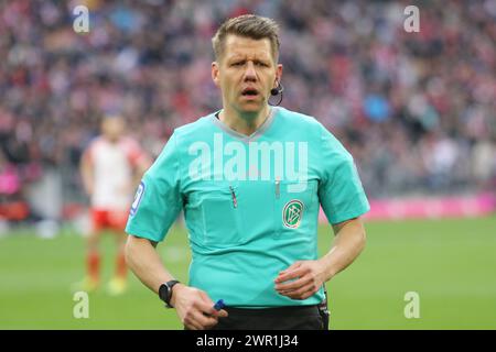 MONACO, Germania. , . Schiedsrichter: Arbitro, Patrick ITTRICH durante la partita di calcio della Bundesliga tra il Bayern Muenchen e l'FSV MAINZ 05 all'Allianz Arena di Monaco il 9. Marzo 2024, Germania. DFL, Fussball, 8:1, (foto e copyright @ ATP Images/Arthur THILL (THILL Arthur/ATP/SPP) crediti: SPP Sport Press Photo. /Alamy Live News Foto Stock