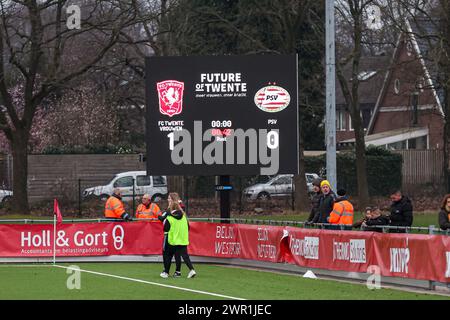 Enschede, Paesi Bassi. 10 marzo 2024. ENSCHEDE, PAESI BASSI - 10 MARZO: Tabellone segnapunti che mostra il punteggio ottenuto durante la partita olandese Azerion Vrouwen Eredivisie tra FC Twente e PSV a Schreurserve il 10 marzo 2024 a Enschede, Paesi Bassi. (Foto di Ben Gal/Orange Pictures) credito: Orange Pics BV/Alamy Live News Foto Stock