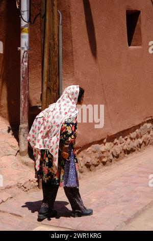 Isfahan, Iran, 07.01.2023: Anziana che cammina nell'antico villaggio di Abyaneh in iran, Foto Stock