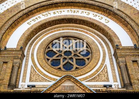 Sinagoga Novi Sad, monumento culturale di eccezionale importanza e patrimonio culturale della Serbia. Costruito dalla comunità ebraica tra il 1905 e il 1909. Foto Stock