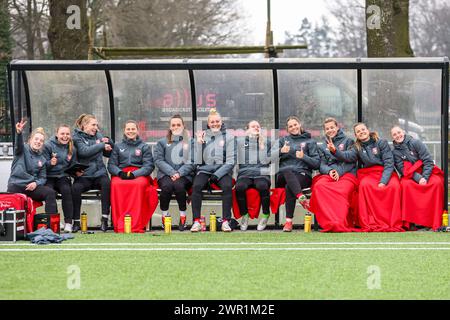 Enschede, Paesi Bassi. 10 marzo 2024. ENSCHEDE, PAESI BASSI - 10 MARZO: Giocatori del FC Twente in panchina durante la partita olandese Azerion Vrouwen Eredivisie tra FC Twente e PSV a Schreurserve il 10 marzo 2024 a Enschede, Paesi Bassi. (Foto di Ben Gal/Orange Pictures) credito: Orange Pics BV/Alamy Live News Foto Stock