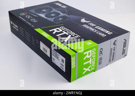Scatola di cartone della scheda grafica per giochi NVIDIA RTX 3060 OC 12g TUF su sfondo bianco Foto Stock