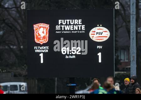 Enschede, Paesi Bassi. 10 marzo 2024. ENSCHEDE, PAESI BASSI - 10 MARZO: Tabellone segnapunti che mostra il punteggio del 1-1 durante la partita olandese Azerion Vrouwen Eredivisie tra FC Twente e PSV a Schreurserve il 10 marzo 2024 a Enschede, Paesi Bassi. (Foto di Ben Gal/Orange Pictures) credito: Orange Pics BV/Alamy Live News Foto Stock