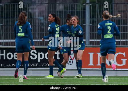 Enschede, Paesi Bassi. 10 marzo 2024. ENSCHEDE, PAESI BASSI - 10 MARZO: I giocatori del PSV celebrano il primo gol durante la partita olandese Azerion Vrouwen Eredivisie tra FC Twente e PSV allo Schreurserve il 10 marzo 2024 a Enschede, Paesi Bassi. (Foto di Ben Gal/Orange Pictures) credito: Orange Pics BV/Alamy Live News Foto Stock