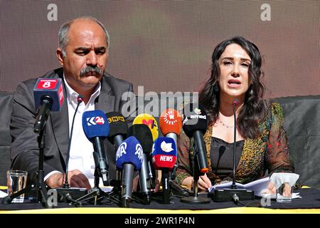 Il movimento delle donne libere (Tevgera Jinen Azad) l'attivista del TJA Dilan Guvenc e il copresidente del Congresso della società Democratica (DTK) Berdan Ozturk partecipano a una conferenza stampa in cui è stata annunciata la dichiarazione di Newroz. I partiti politici curdi e le organizzazioni che rappresentano gran parte dei curdi che vivono in Turchia hanno annunciato la dichiarazione del festival di Newroz per il 2024 e hanno iniziato le celebrazioni. La dichiarazione chiedeva il rilascio di Abdullah Öcalan, il leader del Partito dei lavoratori del Kurdistan, un'organizzazione armata curda imprigionata nella sua casa per 25 anni, e per il problema curdo a Turke Foto Stock