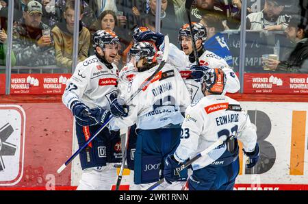 Schwenninger Wild Wings - ERC Ingolstadt, Helios Arena, Penny DEL, 34. Spieltag Hauptrunde: In der 24. Spielminute trifft #12 Noah Dunham (Ingolstadt) Foto Stock