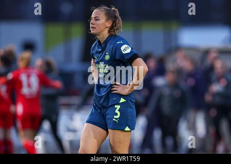 Enschede, Paesi Bassi. 10 marzo 2024. ENSCHEDE, PAESI BASSI - 10 MARZO: Gwyneth Hendriks del PSV deluso durante il match olandese Azerion Vrouwen Eredivisie tra FC Twente e PSV a Schreurserve il 10 marzo 2024 a Enschede, Paesi Bassi. (Foto di Ben Gal/Orange Pictures) credito: Orange Pics BV/Alamy Live News Foto Stock