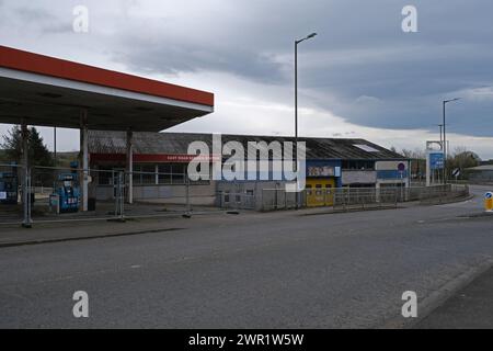 il garage abbandonato della strada est egremont propose il sito per il nuovo supermercato aldi Foto Stock