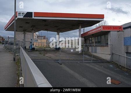 il garage abbandonato della strada est egremont cumbria propose il sito per il nuovo superstore aldi Foto Stock