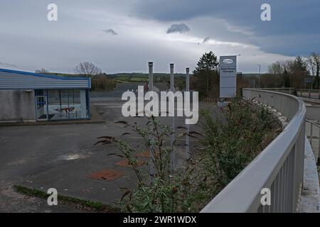 il garage abbandonato della strada est egremont propose il sito per il nuovo superstore aldi Foto Stock