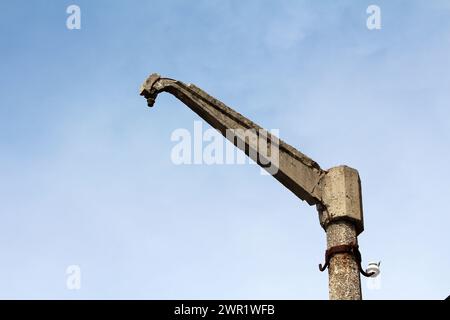 Palo elettrico in calcestruzzo rotto vecchio retrò vintage con supporti in metallo arrugginito per isolanti in ceramica bianca scollegati dall'elettricità Foto Stock