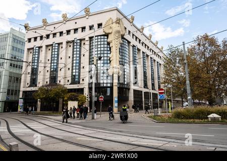 VIENNA, AUSTRIA - 20 novembre 2023: La facciata con il gufo alla tu Wien Bibliothek di Vienna, Austria Foto Stock