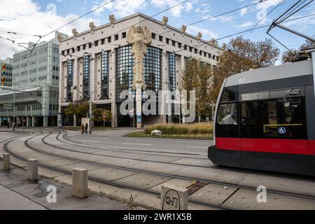 VIENNA, AUSTRIA - 20 novembre 2023: La facciata con il gufo alla tu Wien Bibliothek di Vienna, Austria Foto Stock