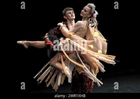 Londra, Regno Unito. 10 marzo 2024. Il Prolisok Ukrainian Dance Group organizza un concerto di beneficenza per la raccolta di fondi per l'Ucraina allo Shaw Theatre. Gli ucraini con sede in Gran Bretagna, alcuni rifugiati recenti dalla loro patria devastata dalla guerra, eseguono una serie di routine popolari tradizionali con coreografie moderne e orgoglio di mostrare la ricca cultura di UkraineÕs. Il gruppo di danza Prolisok, attualmente al suo decimo anno, è stato fondato nel 2014 da Iryna Jankovics. Prolisok prende il nome dalla goccia di neve, il primo fiore di primavera, che fiorisce in tutta l'Ucraina. Crediti: Guy Corbishley/Alamy Live News Foto Stock