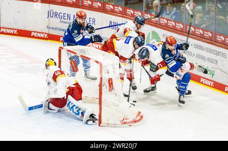 Schwenninger Wild Wings - Düsseldorf EG, Helios Arena, Penny DEL, 37. Spieltag Hauptrunde: Zweikampf zwischen #71 Kohen Olischefski (Düsseldorf) und # Foto Stock