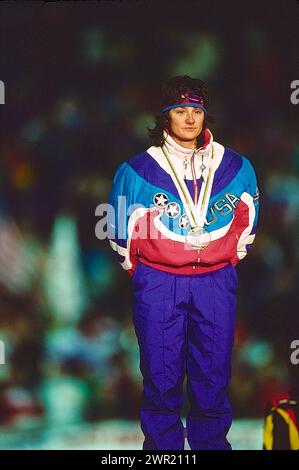 Bonnie Blair (USA) vince la vecchia medaglia nei 500 m femminili ai Giochi Olimpici invernali del 1992. Foto Stock