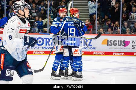 Schwenninger Wild Wings - ERC Ingolstadt, Helios Arena, Penny DEL, 34. Spieltag Hauptrunde: Jubel in der 18. Spielminute bei Schwenningen. Stürmer 19 Foto Stock