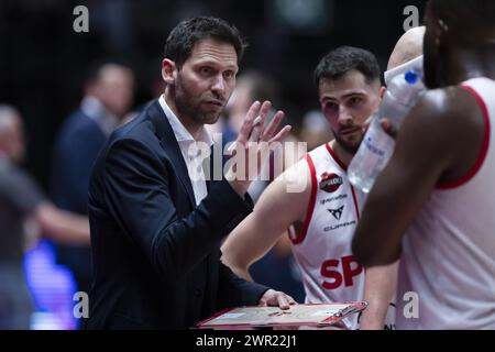 Bruxelles, Belgio. 10 marzo 2024. L'allenatore di Spirou Sam Rotsaert, nella foto durante una partita di basket tra Spirou Charleroi e Limburg United, domenica 10 marzo 2024 a Bruxelles, la finale della Coppa belga di pallacanestro maschile. BELGA FOTO KRISTOF VAN ACCOM credito: Belga News Agency/Alamy Live News Foto Stock