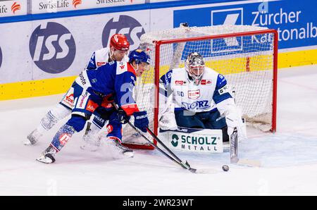 Testspiel ZSC Lions Schwenninger Wild Wings: ZSC Lions Stürmer #9 Vinzenz Rohrer versucht eine Chance zu verwerten. Schwenningen Torhüter #60 Joacim E. Foto Stock