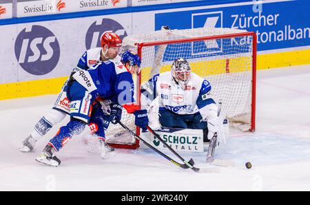 Testspiel ZSC Lions Schwenninger Wild Wings: ZSC Lions Stürmer #9 Vinzenz Rohrer versucht eine Chance zu verwerten. Schwenningen Torhüter #60 Joacim E. Foto Stock