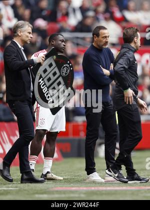 AMSTERDAM - (l-r) il team manager dell'Ajax Jan Siemerink, Brian Brobbey dell'Ajax, l'allenatore dell'Ajax John van t Schip durante l'incontro Eredivisie olandese tra Ajax Amsterdam e fortuna Sittard alla Johan Cruijff Arena il 10 marzo 2024 ad Amsterdam, Paesi Bassi. ANP | Hollandse Hoogte | MAURICE VAN STEEN Foto Stock