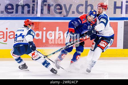 Testspiel ZSC Lions Schwenninger Wild Wings: Zweikampf zwischen ZSC Lions Stürmer #9 Vinzenz Rohrer und Schwenningen Wild Wings Stürmer #89 Zachary se Foto Stock