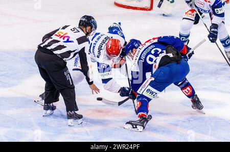 Testspiel ZSC Lions Schwenninger Wild Wings: Linesmen #57 Aurelien Urfer wirft den Puck zwischen Schwenningen Center #77 Daniel Pfaffengut und ZSC Lio Foto Stock