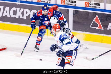 Testspiel ZSC Lions Schwenninger Wild Wings: ZSC Lions Verteidiger n. 4 Patrick Geering in einem Zweikampf mit einem Spieler der Schwenninger Wild Wings Foto Stock