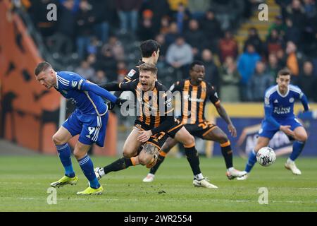 Regan Slater di Hull City si abbatte dopo una sfida da Jamie Vardy di Leicester City durante la partita del campionato Sky Bet tra Hull City e Leicester City all'MKM Stadium di Kingston upon Hull, sabato 9 marzo 2024. (Foto: Mark Fletcher | mi News) crediti: MI News & Sport /Alamy Live News Foto Stock