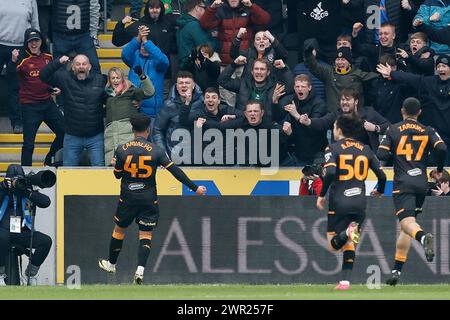 Fabio Carvalho dell'Hull City festeggia dopo aver segnato il suo primo gol durante la partita del Campionato Sky Bet tra Hull City e Leicester City all'MKM Stadium di Kingston upon Hull sabato 9 marzo 2024. (Foto: Mark Fletcher | mi News) crediti: MI News & Sport /Alamy Live News Foto Stock