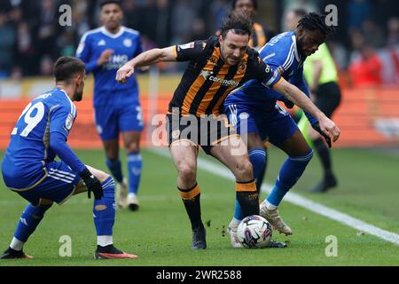 Lewis Coyle dell'Hull City in azione con Stephy Mavididi e Yunus Akgun di Leicester City durante il match del campionato Sky Bet tra Hull City e Leicester City all'MKM Stadium di Kingston upon Hull sabato 9 marzo 2024. (Foto: Mark Fletcher | mi News) crediti: MI News & Sport /Alamy Live News Foto Stock